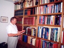 W domowej bibliotece przed 20 laty    VII 2001 r.